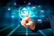 Mann drückt virtuelles E-Mail-Symbol