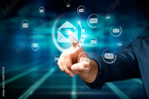 Photo: Mann drückt virtuelles E-Mail-Symbol Mann drückt virtuelles E-Mail-Symbol