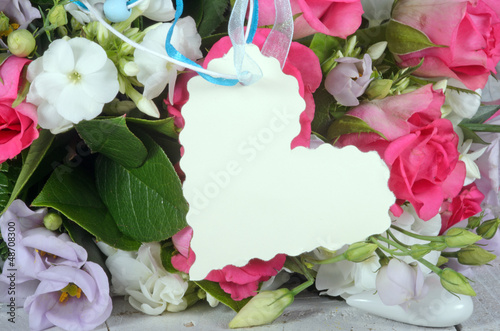 Photo: Gutschein, Gratulation, Geschenk: Blumenstrauß mit Herz-Etikett Gutschein, Gratulation, Geschenk: Blumenstrauß mit Herz-Etikett