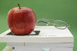 Apfel auf Büchern