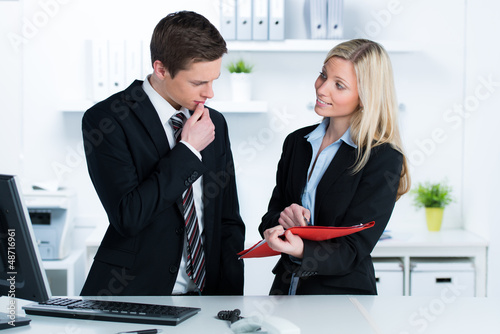 Photo: junge businessleute beraten sich junge businessleute beraten sich