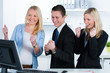 erfolgreiches junges team jubelt