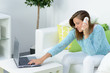 studentin am pc beim telefonieren