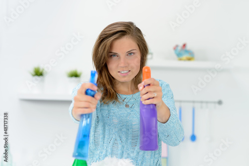 Photo: junge frau mit reinigungsmittel junge frau mit reinigungsmittel