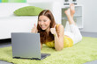 erfolgreiche studentin am laptop