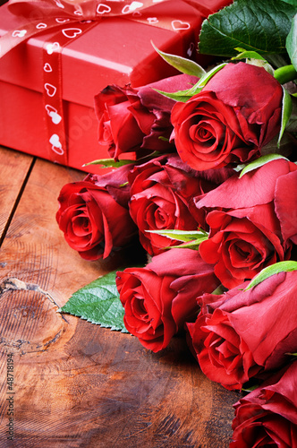Photo: Bouquet of red roses and gift box Bouquet of red roses and gift box