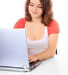 Attraktives Mädchen mit Laptop