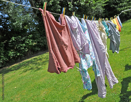 Photo: Lessive sur une corde dans un jardin Lessive sur une corde dans un jardin