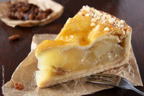 Photo: gedeckter apfelkuchen mit rosinen gedeckter apfelkuchen mit rosinen