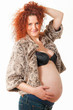 schwangere frau mit pelzjacke