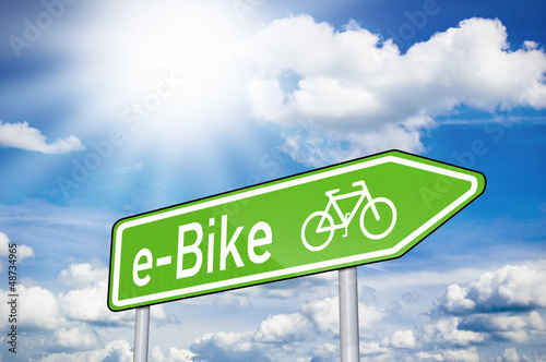 Photo: Wegweiser mit E-Bike Wegweiser mit E-Bike
