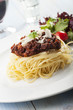 Spaghetti mit Sauce Bolognese und Basilikum