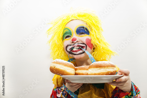 Photo: Kleiner Junge als Clown mit Krapfen Kleiner Junge als Clown mit Krapfen