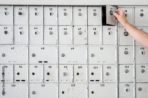 Photo: schließfächer, hand öffnet tür, lockers, hand door opens schließfächer, hand öffnet tür, lockers, hand door opens