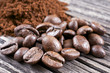 Foto: Gemahlener Kaffee und Kaffeebohnen Gemahlener Kaffee und Kaffeebohnen