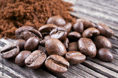 Photo: Gemahlener Kaffee und Kaffeebohnen Gemahlener Kaffee und Kaffeebohnen