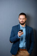 mann schaut auf sein smartphone
