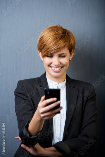 Photo: frau schaut auf ihr smartphone frau schaut auf ihr smartphone