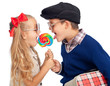 Foto: Kids sharing a large lollipop Kids sharing a large lollipop
