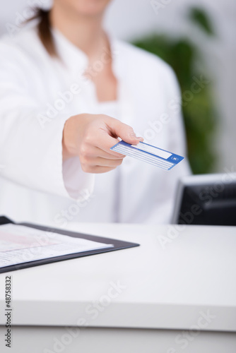 Photo: arzthelferin reicht karte arzthelferin reicht karte