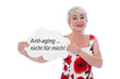 Selbstbewusste ältere Frau sagt nein zu Anti-Aging