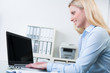 Photo: junge angestellte sitzt am notebook junge angestellte sitzt am notebook