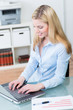 mitarbeiterin arbeitet am laptop