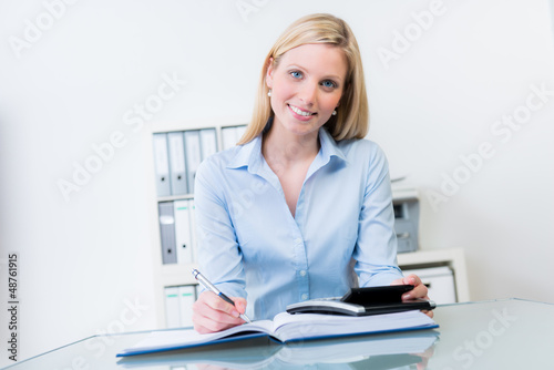 Photo: frau im büro bei der abrechnung frau im büro bei der abrechnung
