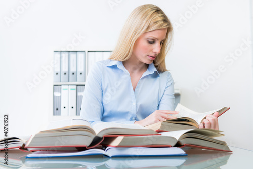 Photo: junge frau lernt für ihr studium junge frau lernt für ihr studium