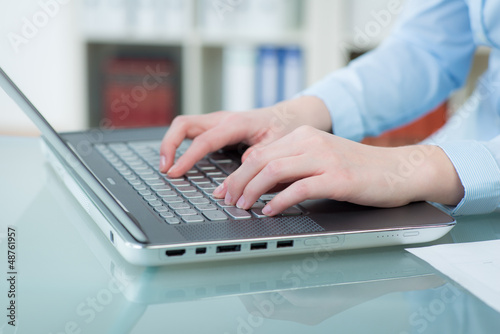 Photo: frau schreibt auf dem laptop frau schreibt auf dem laptop