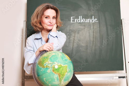 Photo: Erdkunde Lehrerin an der Tafel Erdkunde Lehrerin an der Tafel