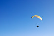 Einsamer Drachenflieger am Himmel