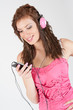 ragazza ascolta musica con cuffie