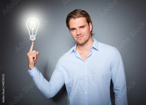 Photo: attraktiver mann mit idee attraktiver mann mit idee