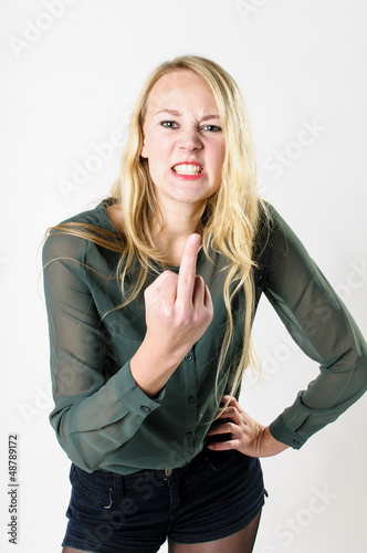 Photo: Junge Frau zeigt Stinkefinger Junge Frau zeigt Stinkefinger
