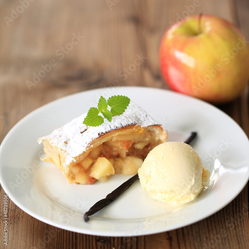 Photo: Apfelstrudel mit Vanilleeis Apfelstrudel mit Vanilleeis
