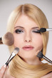 Hübsche Frau mit Gesichts Make up