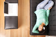 Musik hören auf dem Sofa		
