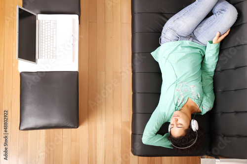 Photo: Musik hören auf dem Sofa Musik hören auf dem Sofa
