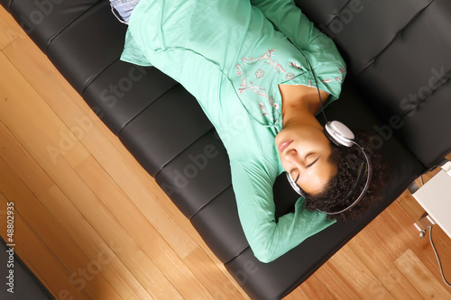 Photo: Musik hören auf dem Sofa Musik hören auf dem Sofa