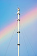 Foto: Radio mast against a rainbow Radio mast against a rainbow