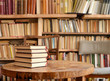 Bücher auf Tisch mit Regal
