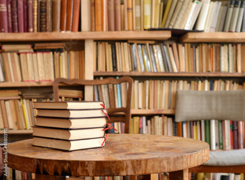 Photo: Bücher auf Tisch mit Regal Bücher auf Tisch mit Regal