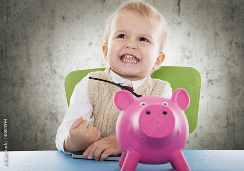 Photo: kind mit sparschwein kind mit sparschwein