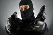 Dieb mit Waffe