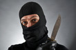 Vermummter Mann mit Messer