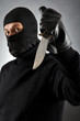 Vermummter Mann mit Jagdmesser
