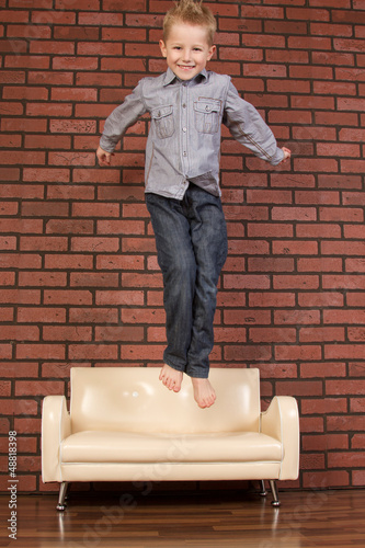 Photo: junge springt von couch junge springt von couch