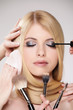 Hübsche Frau mit Gesichts Make up