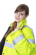 Junge Frau in neongelber Warnjacke